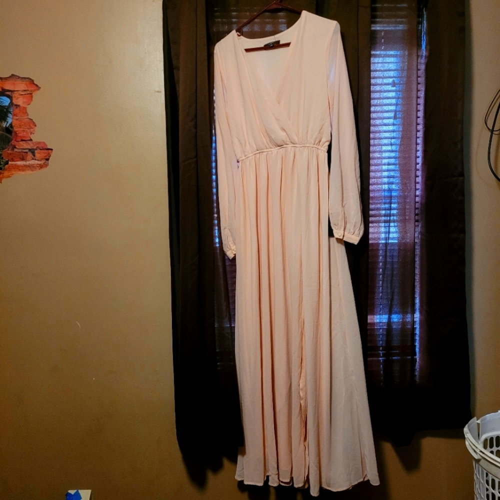 Lulu's maxi dress size medium, blush/nude color. Sheer sleeves.